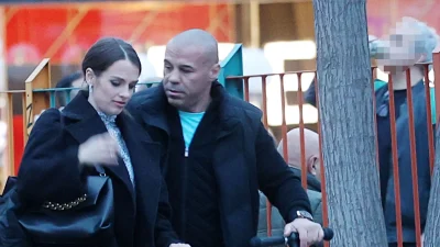 Μιχάλης Ζαμπίδης & Μαρία Ντάσιου: Σε τρυφερές στιγμές με την κόρη του σε πάρκο της Γλυφάδας - Η οικογενειακή βόλτα με τις δίδυμες στα ποδηλατάκια