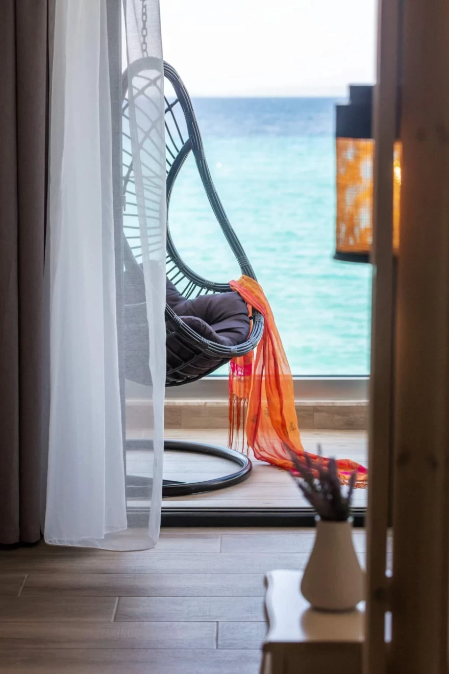 Η φανταστική θέα στη θάλασσα από τα δωμάτια του Alkionides