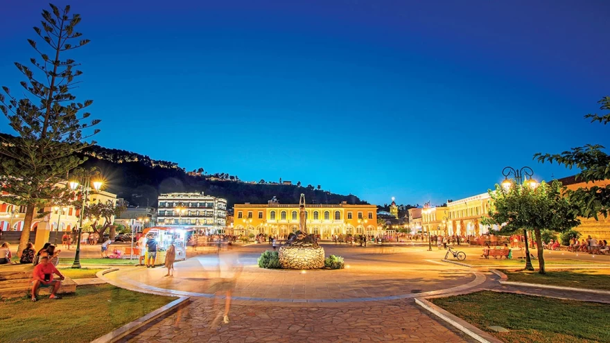 Η πόλη της Ζακύνθου το βράδυ