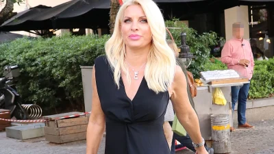 Ελένη Μενεγάκη: Με τσάντα 11.500 ευρώ ποζάρει έξω από το στούντιο