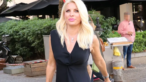 Ελένη Μενεγάκη: Με τσάντα 11.500 ευρώ ποζάρει έξω από το στούντιο