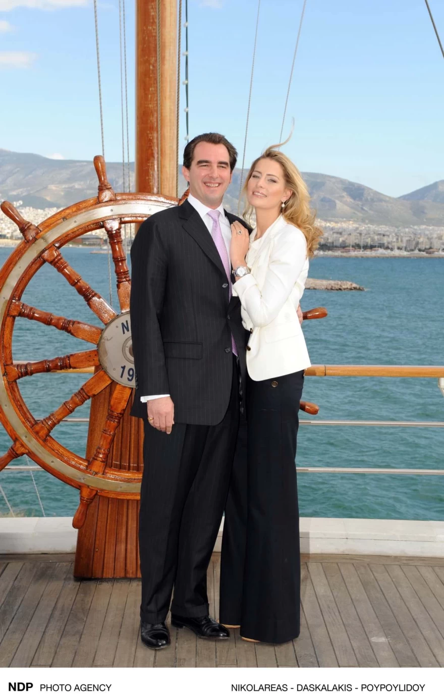 Τατιάνα Μπλάτνικ λευκό σακάκι δίπλα σε Νικόλαο