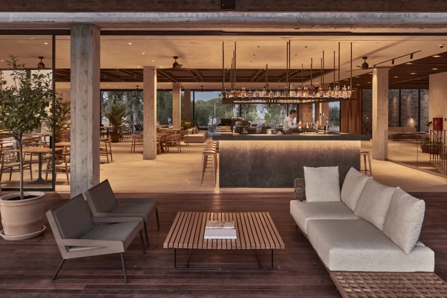 Το μπαρ του Theros All Suites