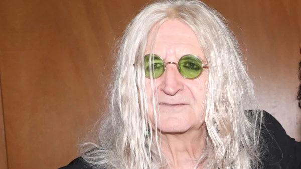 Νίκος Καρβέλας: «Είναι παρά φύσιν ότι οι ομοφυλόφιλοι θέλουν να παντρεύονται! Για ποιο λόγο ασχολούνται με το γάμο;»