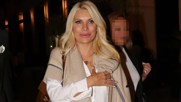 Ελένη Μενεγάκη: Με ιδιαίτερο χτένισμα και κομψό μακιγιάζ - Σπάνια νυχτοπερπατήματα για την παρουσιάστρια το βράδυ της Δευτέρας 8/4