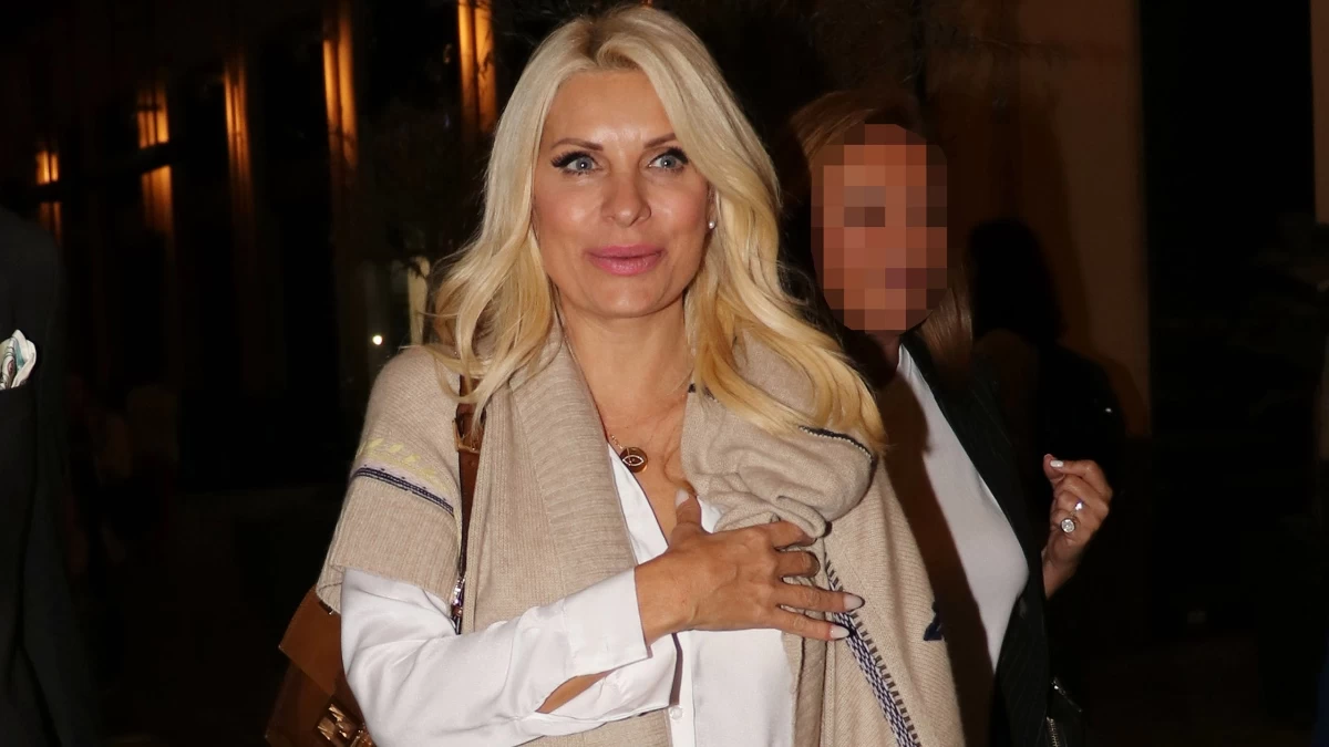 Ελένη Μενεγάκη: Με ιδιαίτερο χτένισμα και κομψό μακιγιάζ - Σπάνια νυχτοπερπατήματα για την παρουσιάστρια το βράδυ της Δευτέρας 8/4