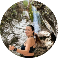  Νικολέττα Ράλλη στο μεγάλο χωριό ευριτανίας