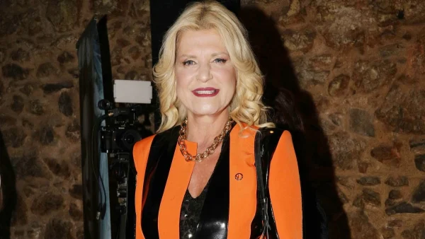 Μαρίνα Πατούλη: Ποζάρει με άφιλτρο τσιγάρο και απαντάει στους επικριτές της για τα φίλτρα στις φωτογραφίες της