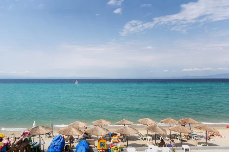 Η θάλασσα μπροστά από το Alkionides