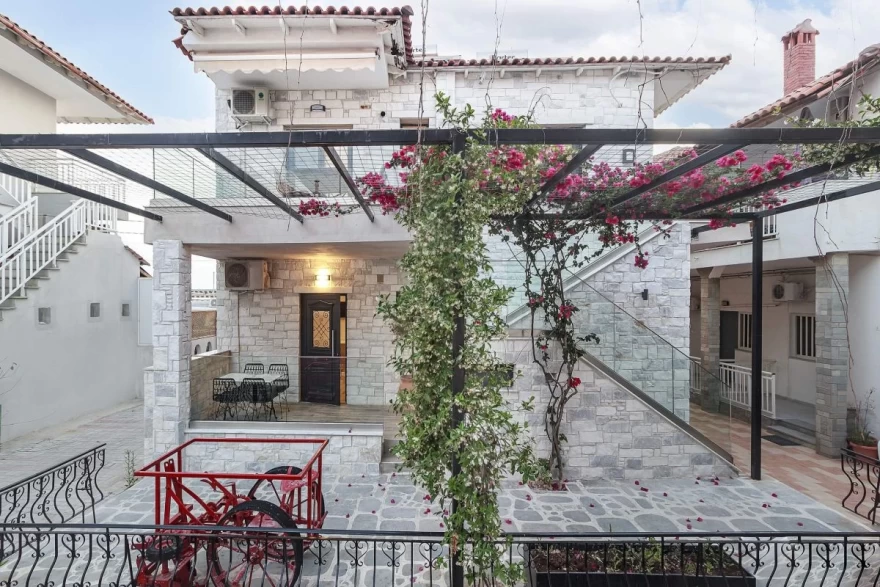 Η πανέμορφη αυλή στις Αλκυονίδες