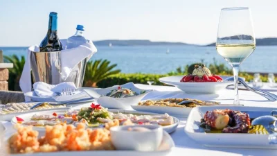 Ο Τάσος Δούσης επιλέγει σταθερά τον Λάμπρο στη Βουλιαγμένη για φρέσκο ψάρι και θαλασσινά