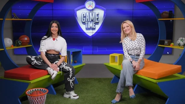 Η Αναστασία «μιλάει» στην μπάλα του ΟΠΑΠ Game Time και λέει κι ένα τραγούδι!