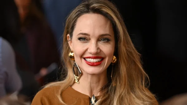 H Angelina Jolie με «cloud nails», την πιο κομψή απόχρωση στα νύχια που θα βλέπουμε παντού αυτήν την άνοιξη!