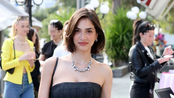 Αντιγόνη Νεοφύτου: Με μικροσκοπικό strapless φόρεμα και κόκκινα πέδιλα στη Γλυφάδα - Η πρώτη δημόσια εμφάνιση μετά την είδηση του χωρισμού της