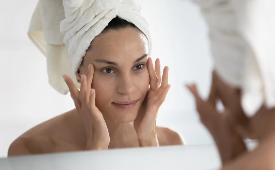 γυναίκα στο μπάνιο εφαρμόζει serum ματιών