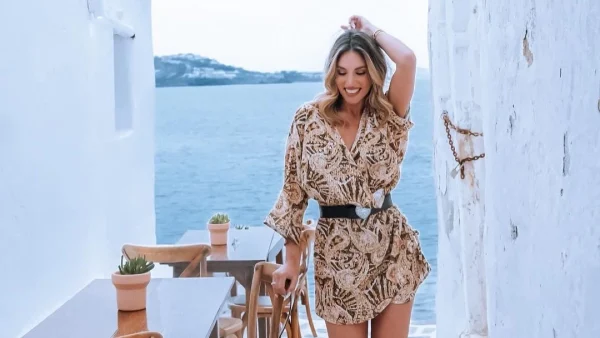 Αθηνά Οικονομάκου: Μετράει αντίστροφα για το καλοκαίρι – Στιγμιότυπα από τις διακοπές της στις Κυκλάδες