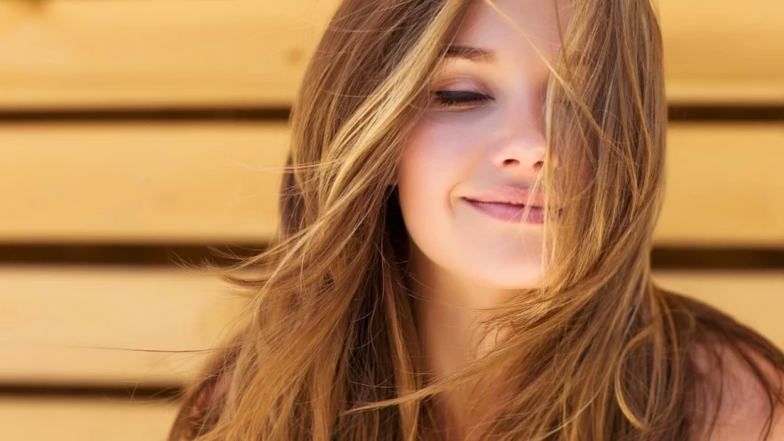 γυναίκα με όμορφα μαλλιά