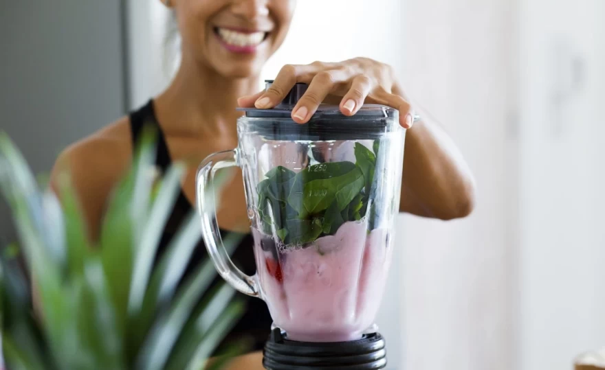 γυναίκα φτιάχνει smoothie στο blender
