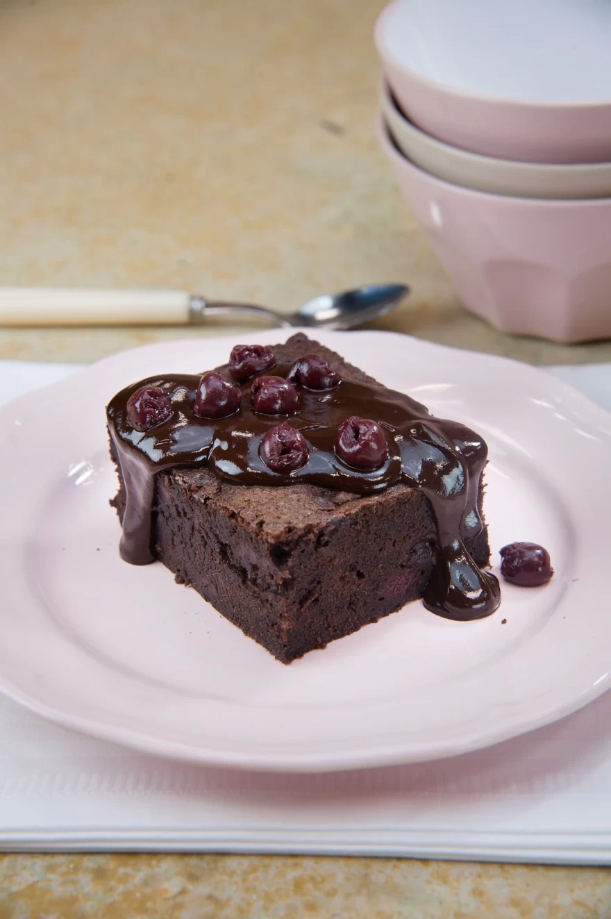 Σοκολατένιο μπράουνι - πειρασμός με βύσσινα