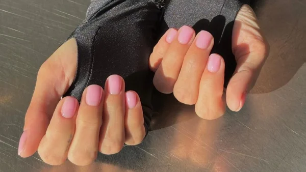 Bubblegum nails: Τα νύχια στο χρώμα της τσιχλόφουσκας είναι η απόλυτη τάση για το μανικιούρ της άνοιξης!