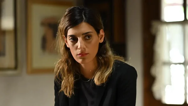 Σασμός: «Συγγνώμη» - Τη βρίσκουν νεκρή και ανακαλύπτουν την εξάρτησή της στα ναρκωτικά! Της καρφώνουν σύριγγα με κεταμίνη στον λαιμό