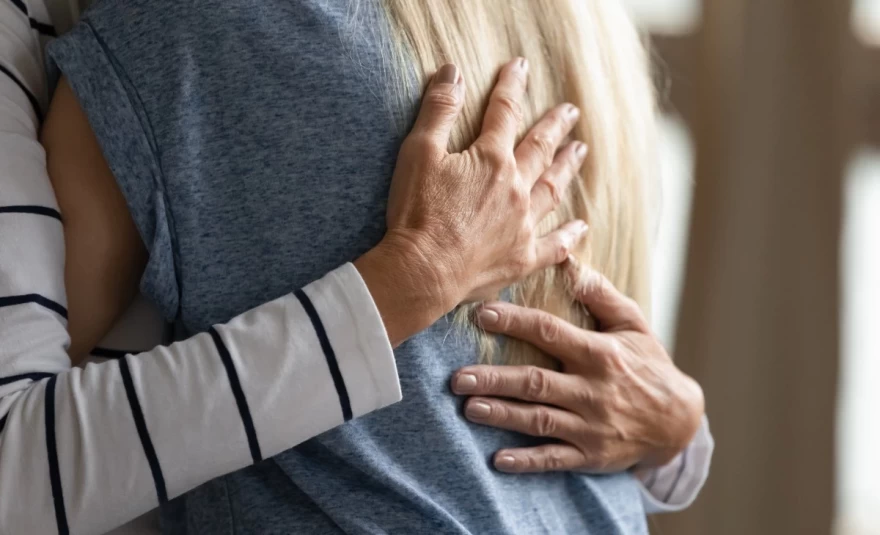 ζεστή αγκαλιά δυο ανθρώπων