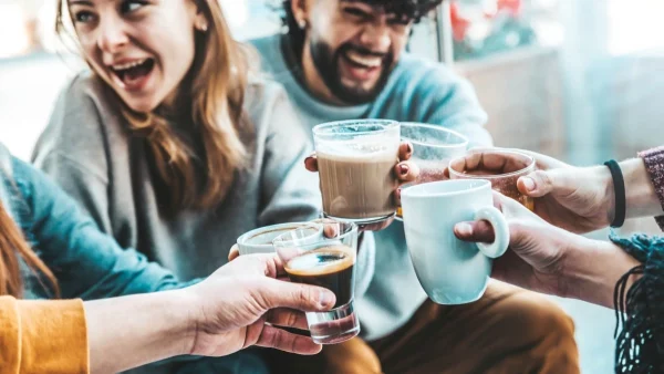 Αντί για καφέ: 5 εναλλακτικές λύσεις για να ξυπνήσεις το πρωί χωρίς καφεΐνη