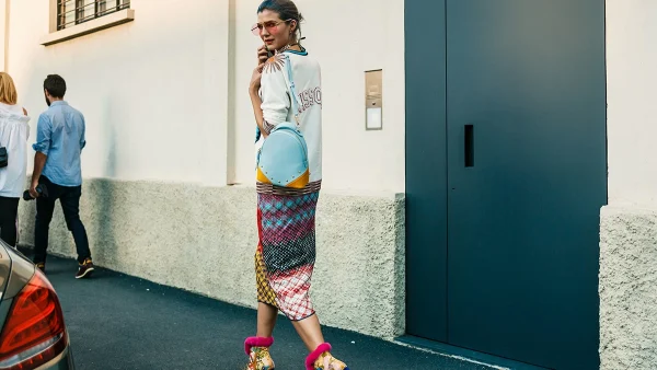 Αυτή είναι η hot απόχρωση του καλοκαιριού που φοράνε όλες οι επώνυμες