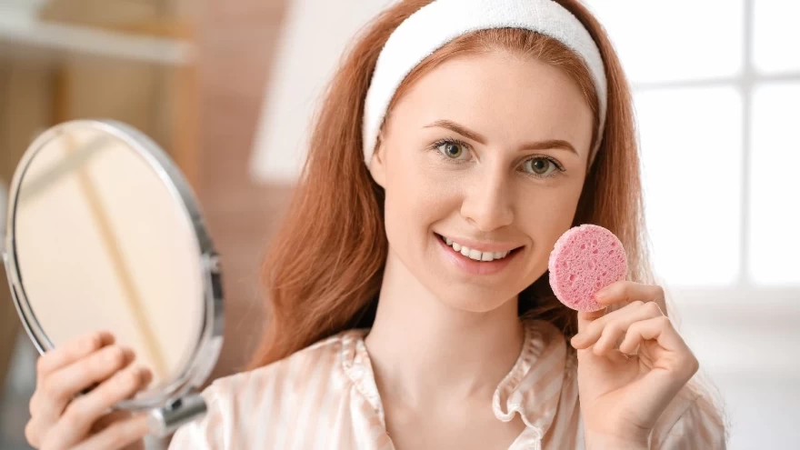 κορίτσι κάνει ντεμακιγιάζ προσώπου