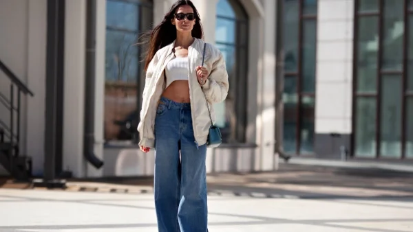 Τα (πολύ) φαρδιά τζιν επιστρέφουν αλλά στη chic εκδοχή τους - Χάρη σε ένα "μαγικό" αξεσουάρ