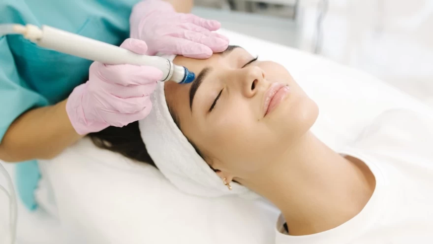 γυναίκα σε ινστιτούτο κάνει dermapen