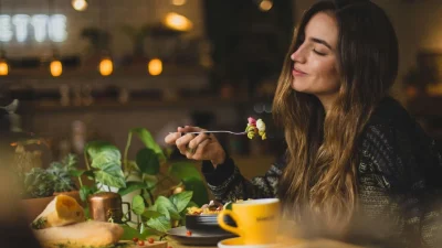 Πώς η ευτυχία βοηθάει στο αδυνάτισμα - H ευχαρίστηση του φαγητού δεν μετριέται σε θερμίδες!