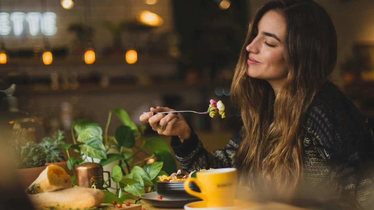Πώς η ευτυχία βοηθάει στο αδυνάτισμα - H ευχαρίστηση του φαγητού δεν μετριέται σε θερμίδες!