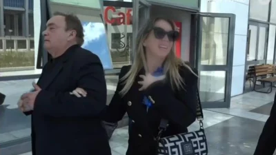 Έλενα Αθανασοπούλου: «Θα δικαιωθούμε» - Οι δηλώσεις έξω από το δικαστήριο συνοδεία του πατέρα της για τη δίκη με γνωστό σκηνοθέτη