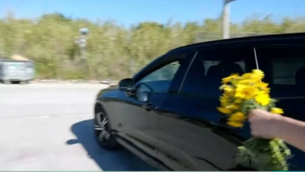 Ελένη Μενεγάκη: Γκάζωσε και έφυγε ο σοφέρ της - Η αντίδραση της όταν την συνάντησε η κάμερα του Happy Day