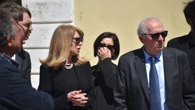 Έλλη Στάη: Βαρύ το κλίμα στην κηδεία της μητέρας της στη Λευκάδα - Μαυροφορεμένη στο πλευρό του αδερφού και του γιου της