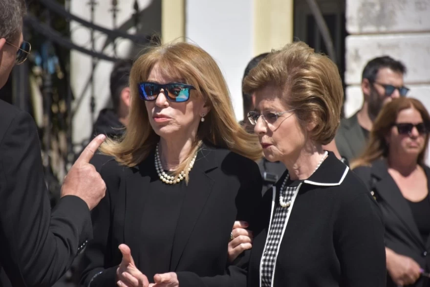 Κηδεία μητέρας Έλλη Στάη, Ρενέ