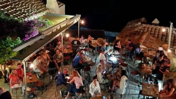 Enetiko Cafe & Cocktail Bar: Το αγαπημένο all-day στέκι στην παλιά πόλη της Μονεμβασιάς
