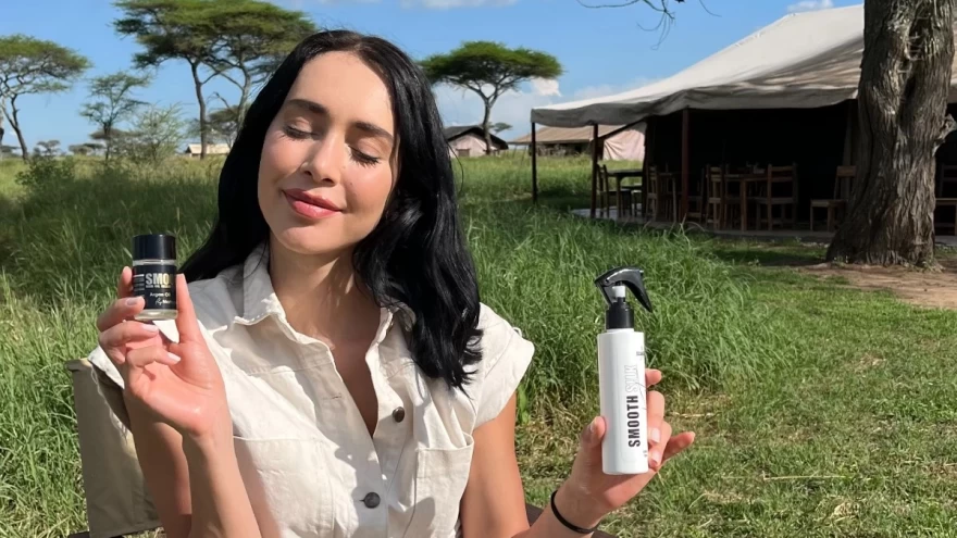 H Εύα Φούσκα κρατά δυο προϊόντα μαλλιών Scandal Beauty