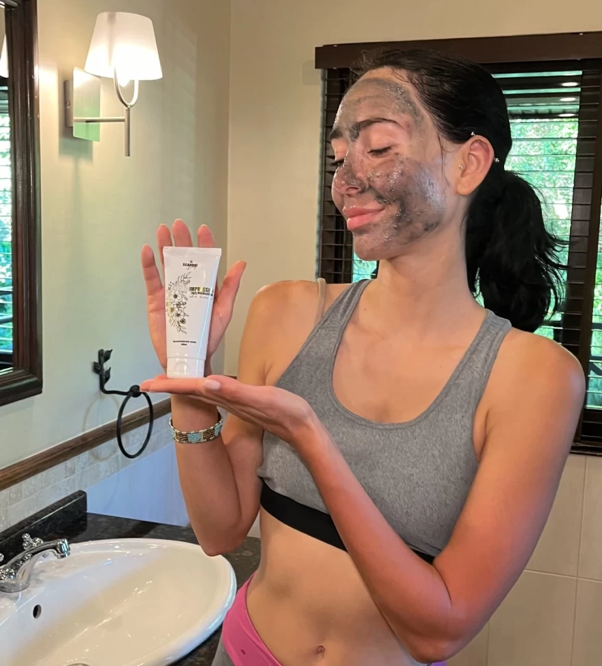 Η Εύα Φούσκα εφαρμόζει scrub προσώπου Scandal Beauty