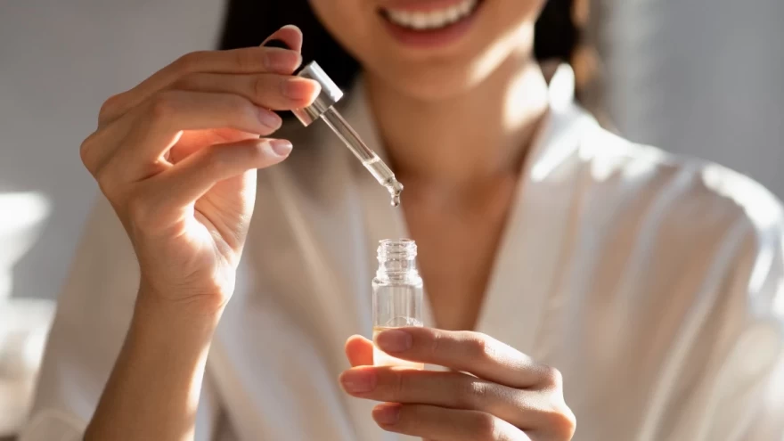 γυναίκα δοκιμάζει σέρουμ προσώπου