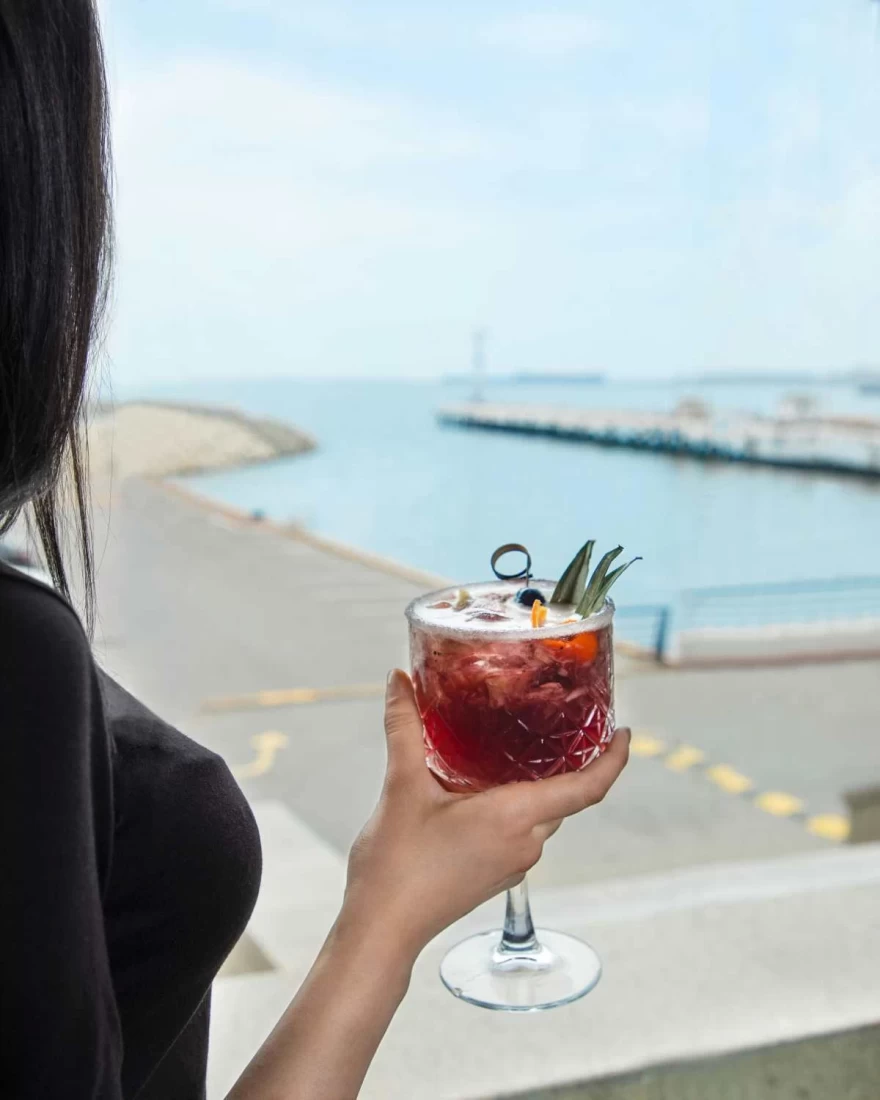 κοπέλα πίνει χυμό