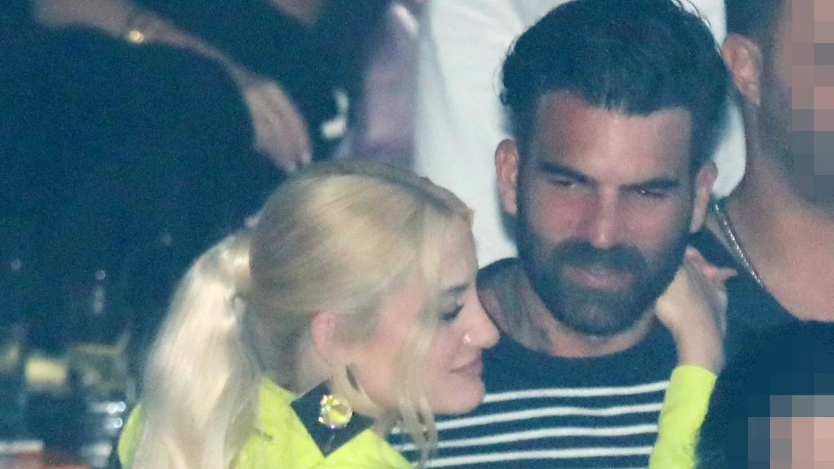 Ιωάννα Τούνη: Είχε αρπάξει τον Δημήτρη Αλεξάνδρου από τον λαιμό και τον φιλούσε παθιασμένα - Τους κοιτούσαν όλοι στα μπουζούκια