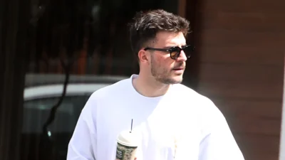 Φώτης Ιωαννίδης: Η σπάνια δημόσια έξοδος με τη μητέρα και την αδερφή του - Η σφιχτή αγκαλιά στους δρόμους της Γλυφάδας