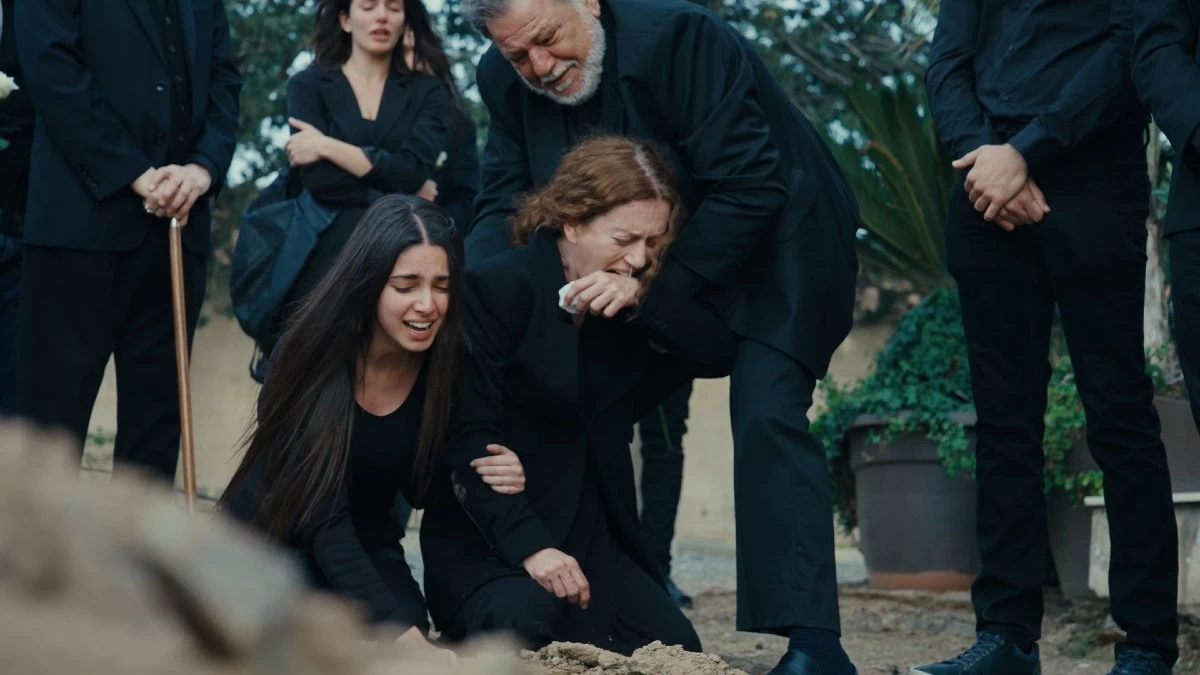 Η Γη της Eλιάς – «Ράγισαν καρδιές» στην κηδεία του Φίλιππου: Τραγικές φιγούρες Χάιδω και Βασιλική