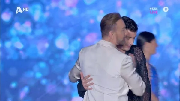 J2US - Κάηκε το αυτοκίνητο του Γιώργου Αμούτζα την ώρα που βρισκόταν στη σκηνή