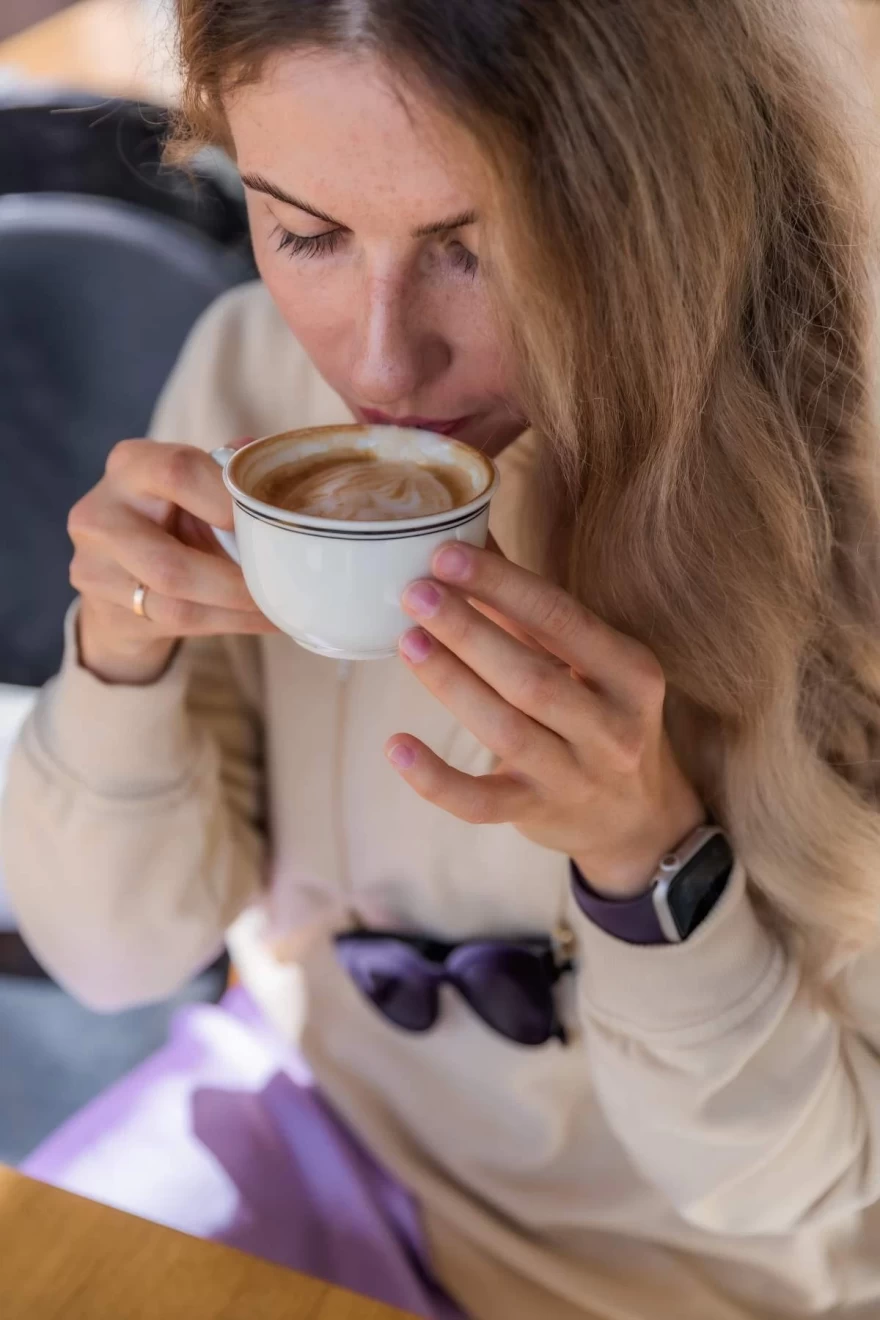 καφές_πίνει_κοπέλα