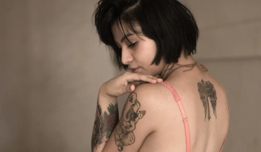 κοπέλα με τατουάζ στο σώμα