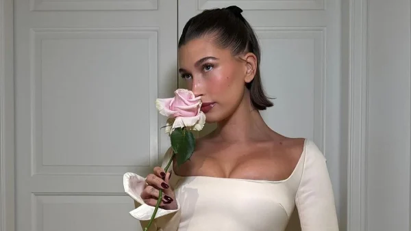 Η Hailey Bieber αποκάλυψε την αγαπημένη της μάσκα μαλλιών - Χαρίζει άμεση επανόρθωση σε 4 λεπτά!