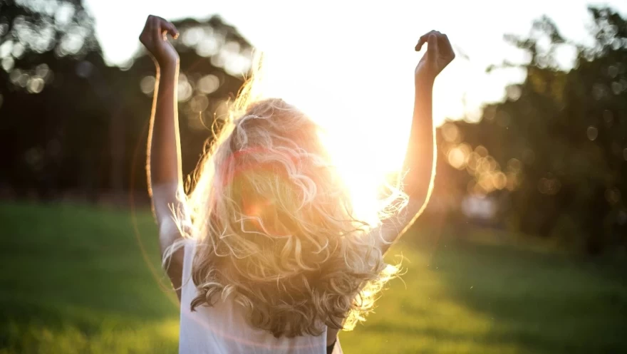 γυναίκα με όμορφα γερά μαλλιά